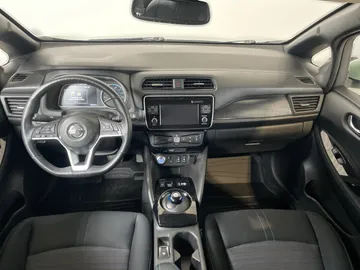 2018 Nissan LEAF - image 4