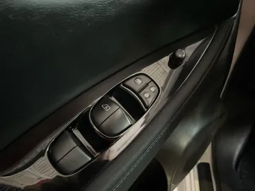 2019 Nissan LEAF - image 24