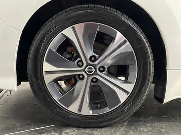 2019 Nissan LEAF - image 19