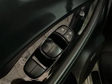 2018 Nissan LEAF - image 26