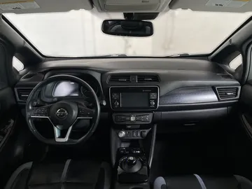 2018 Nissan LEAF - image 4