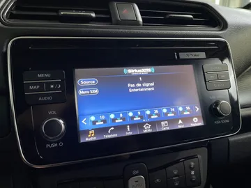 2018 Nissan LEAF - image 32