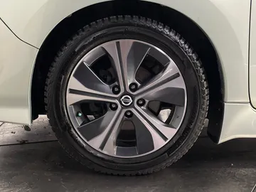 2018 Nissan LEAF - image 6
