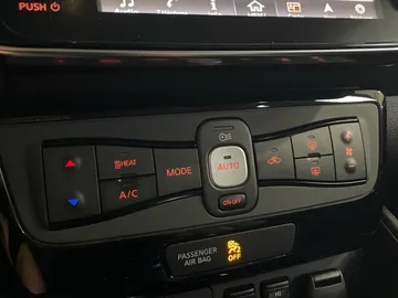 2018 Nissan LEAF - image 24