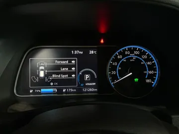 2018 Nissan LEAF - image 17