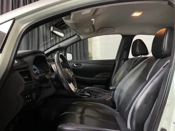 2018 Nissan LEAF - image 3