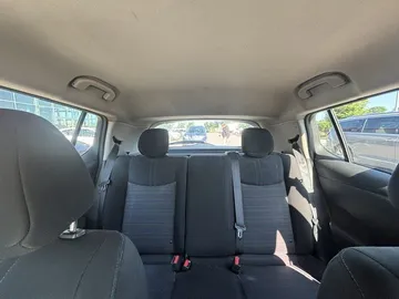2019 Nissan LEAF - image 9