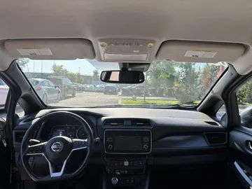 2019 Nissan LEAF - image 8
