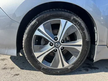 2019 Nissan LEAF - image 7