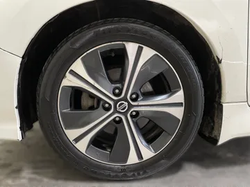 2018 Nissan LEAF - image 16