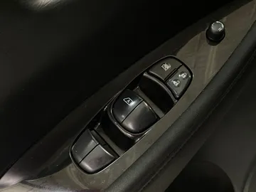 2018 Nissan LEAF - image 23