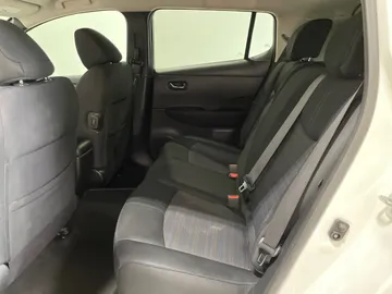 2018 Nissan LEAF - image 11