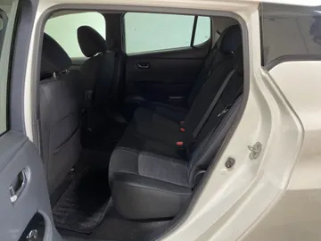 2019 Nissan LEAF - image 15