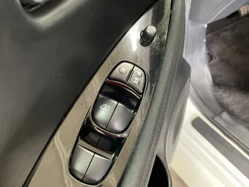 2019 Nissan LEAF - image 22