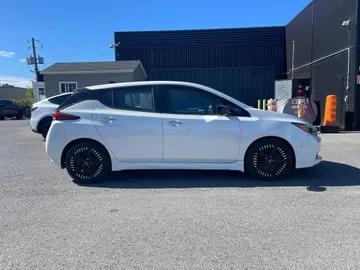 2023 Nissan LEAF - image 6