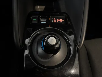 2022 Nissan LEAF - image 27
