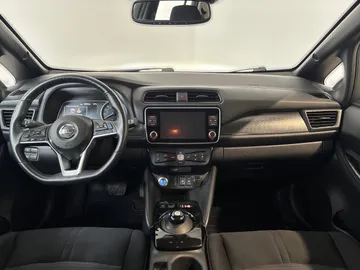 2022 Nissan LEAF - image 4