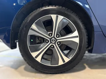2022 Nissan LEAF - image 6