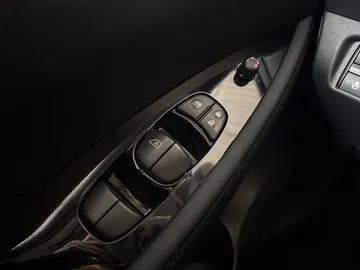2022 Nissan LEAF - image 25
