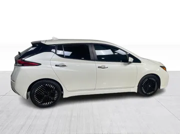 2023 Nissan LEAF - image 2