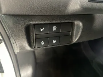 2023 Nissan LEAF - image 32