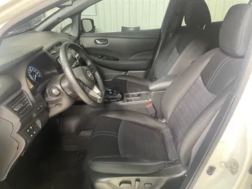 2023 Nissan LEAF - image 3