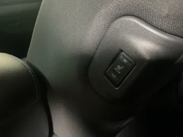 2023 Nissan LEAF - image 27