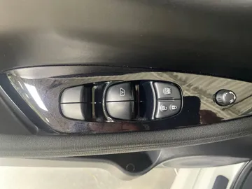 2023 Nissan LEAF - image 25