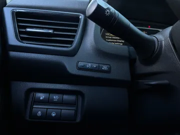 2021 Nissan LEAF - image 24