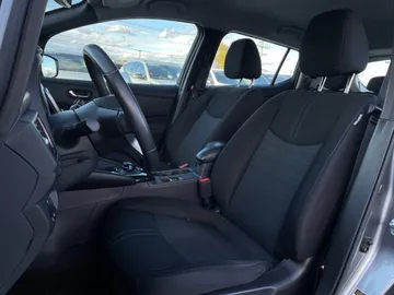 2021 Nissan LEAF - image 3