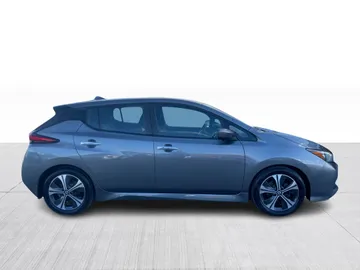 2021 Nissan LEAF - image 2