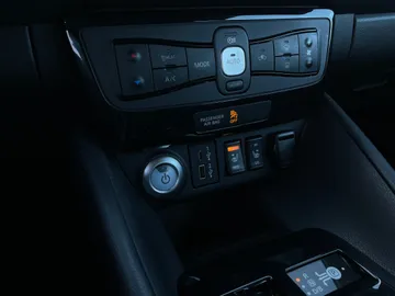 2021 Nissan LEAF - image 20