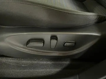 2023 Nissan LEAF - image 18