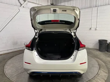 2022 Nissan LEAF - image 12
