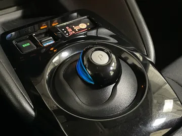 2022 Nissan LEAF - image 28