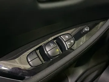 2022 Nissan LEAF - image 24