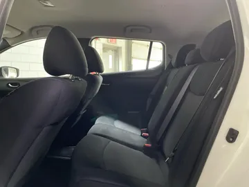 2022 Nissan LEAF - image 11