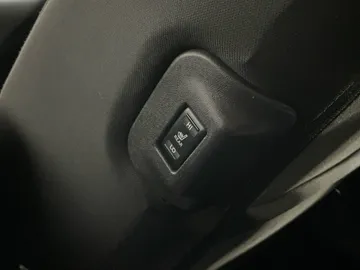2022 Nissan LEAF - image 25