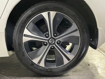 2022 Nissan LEAF - image 18