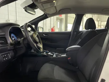 2022 Nissan LEAF - image 10