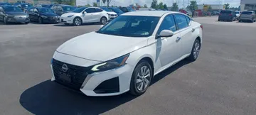 2023 Nissan Altima - image 3