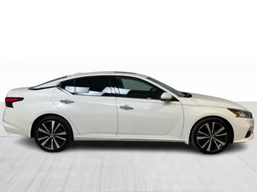 2019 Nissan Altima - image 2