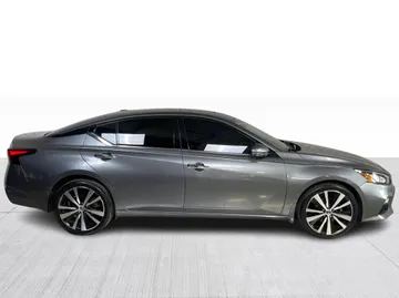 2021 Nissan Altima - image 2