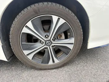 2022 Nissan LEAF - image 7