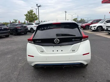 2022 Nissan LEAF - image 6