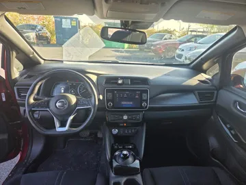 2022 Nissan LEAF - image 9