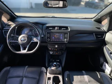 2020 Nissan LEAF - image 4