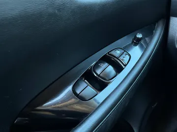 2020 Nissan LEAF - image 24