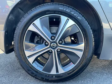 2020 Nissan LEAF - image 6