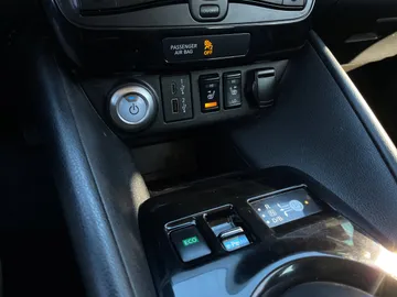 2020 Nissan LEAF - image 27